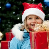 Три группы новогодних подарков для детей: игрушки, конструкторы и билеты